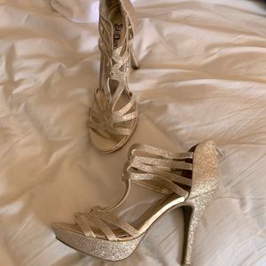 Gold formal shoe